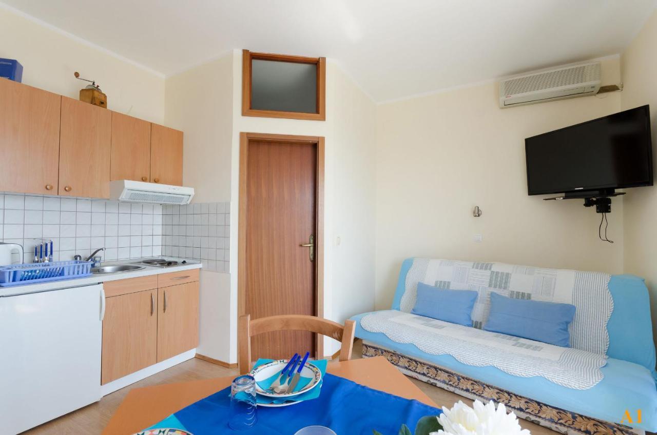 Apartments And Room Drazen Нови Винодолски Екстериор снимка