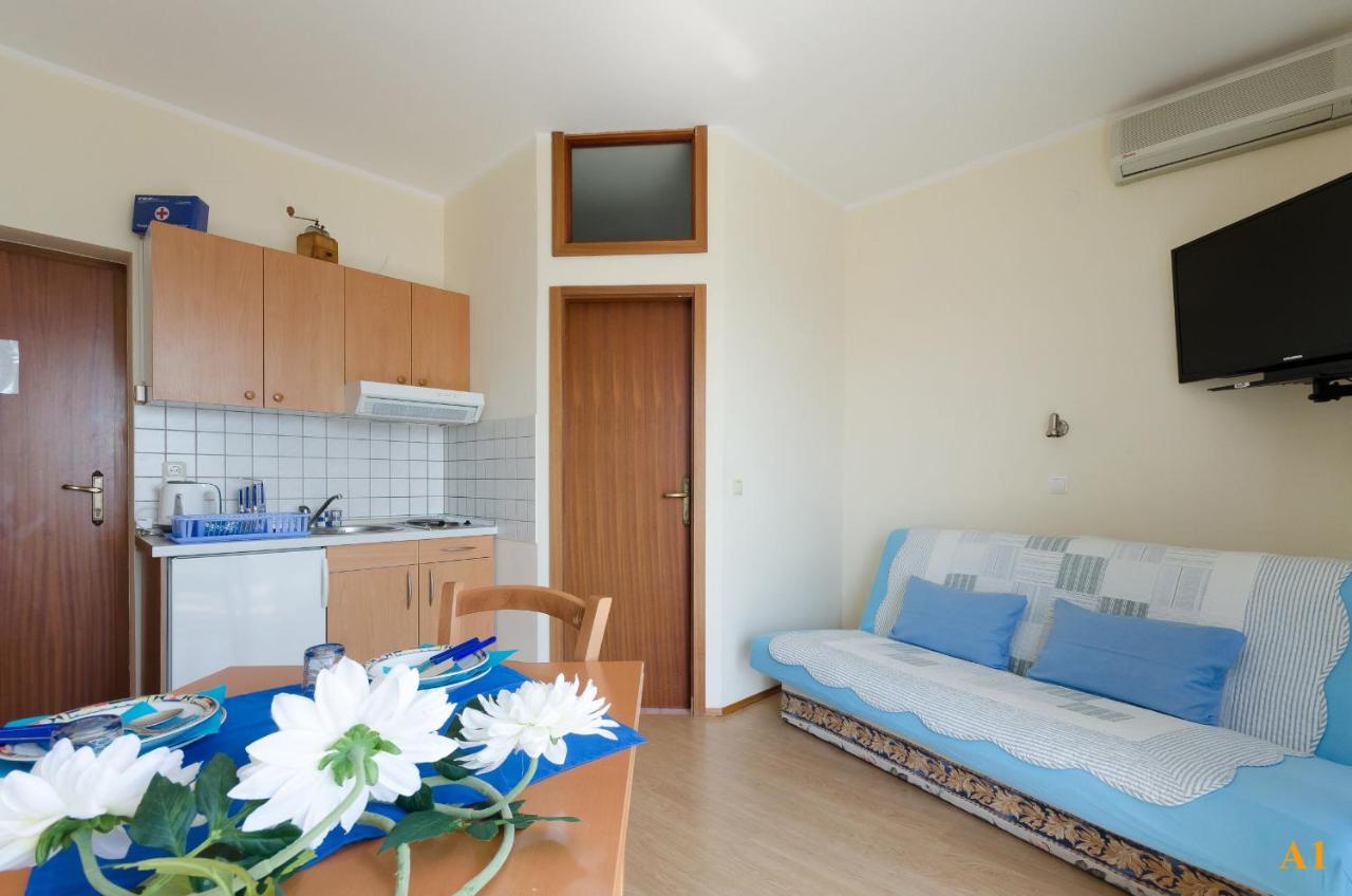 Apartments And Room Drazen Нови Винодолски Екстериор снимка